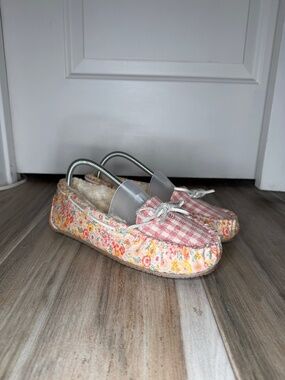 Minnetonka Cally Slippers Pink White Gingham w/ Floral Faux Fur Lining Women 9M